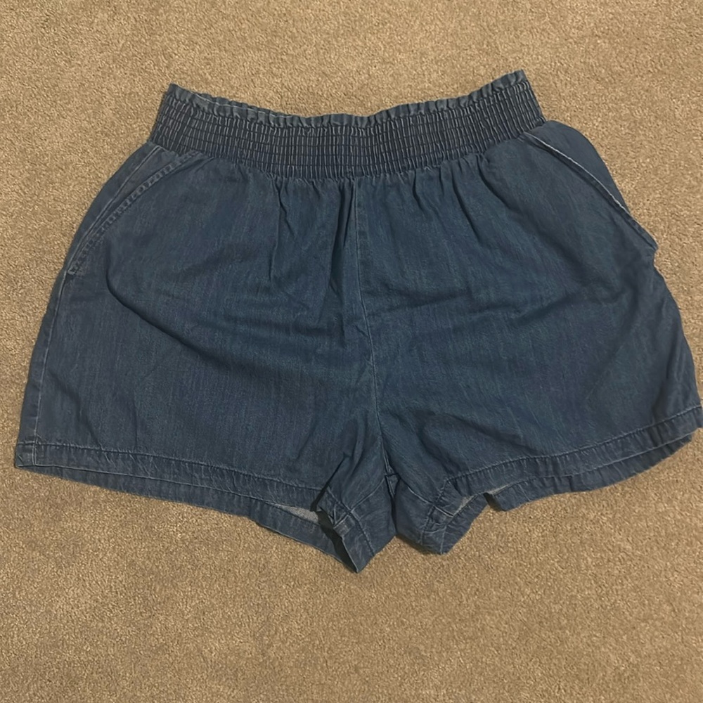 Elastic waist denim shorts